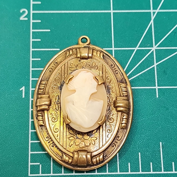 Vintage Cameo Brass Locket Pendant - Picture 5 of 9